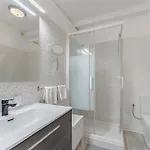 Primavera Tranquil Retreat 2-bedroom With Balcony, Garden View & Fiber Wifi Daire