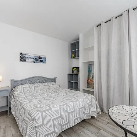 Primavera Tranquil Retreat 2-bedroom With Balcony, Garden View & Fiber Wifi أرونا