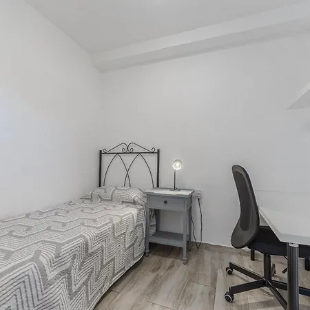 Primavera Tranquil Retreat 2-bedroom With Balcony, Garden View & Fiber Wifi * أرونا