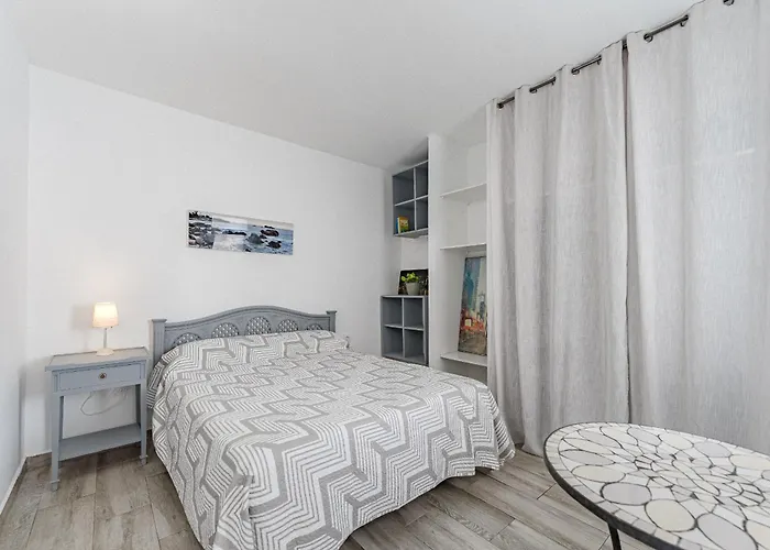 Primavera Tranquil Retreat 2-bedroom With Balcony, Garden View & Fiber Wifi 阿罗纳