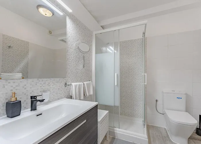 Primavera Tranquil Retreat 2-bedroom With Balcony, Garden View & Fiber Wifi 公寓