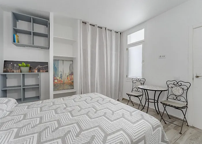 Primavera Tranquil Retreat 2-bedroom With Balcony, Garden View & Fiber Wifi 公寓 *