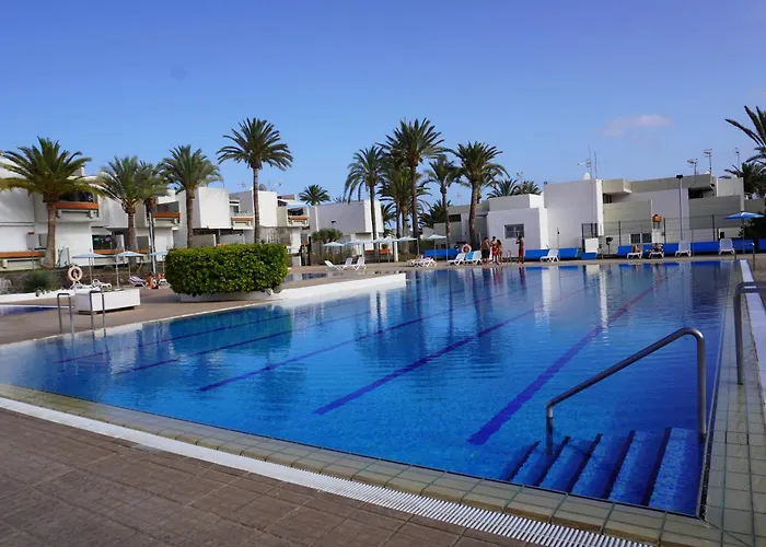 公寓 Primavera Tranquil Retreat 2-bedroom With Balcony, Garden View & Fiber Wifi 阿罗纳