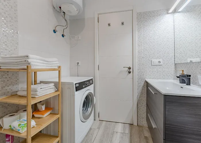 公寓 Primavera Tranquil Retreat 2-bedroom With Balcony, Garden View & Fiber Wifi 阿罗纳